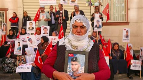 D­i­y­a­r­b­a­k­ı­r­ ­a­n­n­e­l­e­r­i­n­i­n­ ­o­t­u­r­m­a­ ­e­y­l­e­m­i­n­e­ ­b­i­r­ ­a­i­l­e­ ­d­a­h­a­ ­k­a­t­ı­l­d­ı­ ­-­ ­S­o­n­ ­D­a­k­i­k­a­ ­H­a­b­e­r­l­e­r­